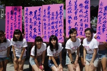詹姆斯沒標(biāo)志性動作？查爾莫斯：他標(biāo)志性動作是三分線外突施冷箭