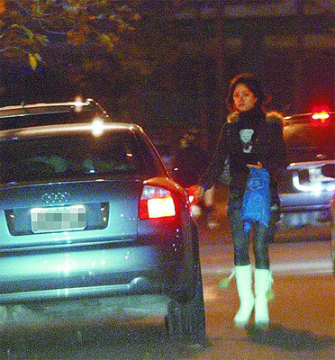 一男孩奔跑過馬路被女子駕SUV汽車撞倒碾壓過身，不幸離世！