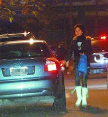 杭州一酒館營銷活動涉嫌“擦邊”，女演員給顧客用嘴喂食？官方通報