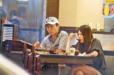 事實(shí)證明，中年女人穿衣掌握好這3個(gè)技巧，優(yōu)雅感擋都擋不住