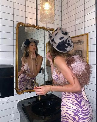 持謝鄰家子，效顰安可希。