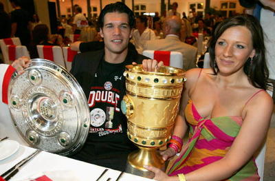 斑騅只系垂楊岸，何處西南任好風(fēng)。