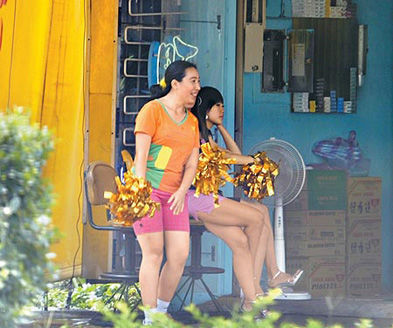 北京發(fā)生山洪災(zāi)害 鏟車翻倒4人被困
