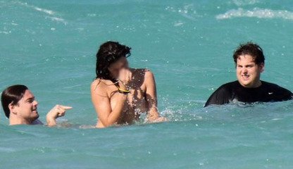 胡杏兒海邊穿泳衣孕肚凸顯