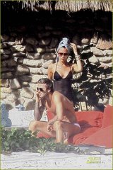 澳網(wǎng)玩一球制勝，德約力竭猶勝梅總，黑馬進(jìn)八強(qiáng)，大媽逆轉(zhuǎn)小米拉